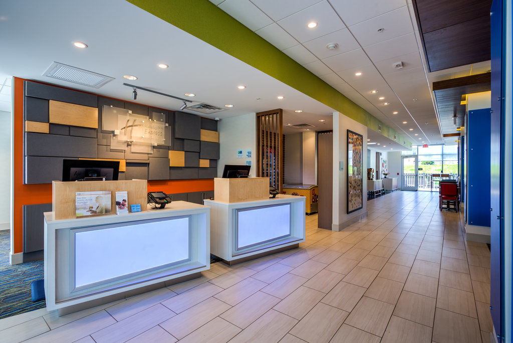 Holiday Inn Express & Suite Milroy - Reedsville Екстериор снимка